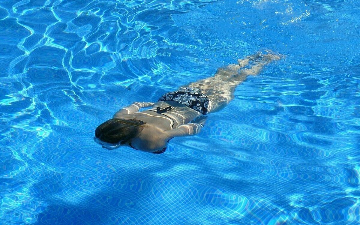 Frau taucht im schwimmbad Frau taucht im schwimmbad